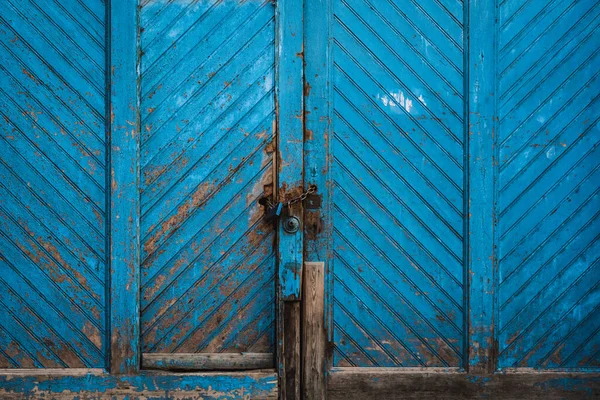 古い工場の青い素朴な木製のドア — ストック写真