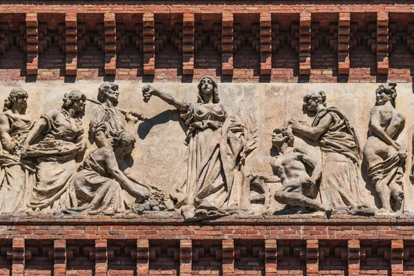 商業部門の主張を表すバルセロナの凱旋門の右側に位置するフリーズ — ストック写真