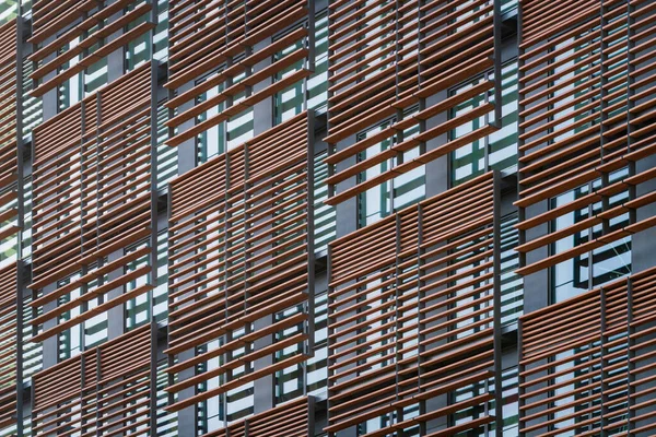 Öğlen Işığında Minimalist Bir Binanın Geometrik Cephesi — Stok fotoğraf