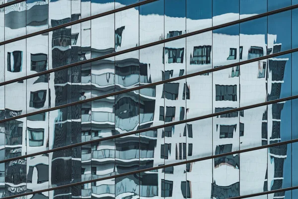 Edifício Residencial Urbano Refletido Uma Fachada Vidro Azul — Fotografia de Stock