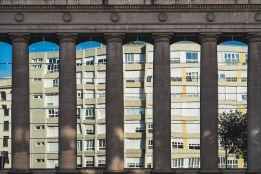 Modern iskan binası, 1929 'da Barcelona' da yapılan evrensel sergiden bir pavyonun dorik sütunları arasında yansıdı.