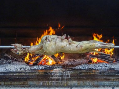 Izgarada kuzu eti Yol kenarında Balkan yemeği