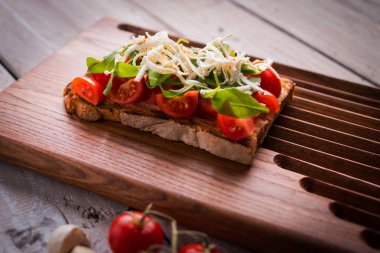 Lezzetli domates bruschetta