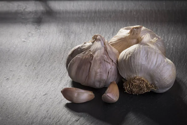 Knoflook op ardesia Rechtenvrije Stockfoto's