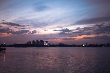 Gölün üzerinde güzel bir gün batımı