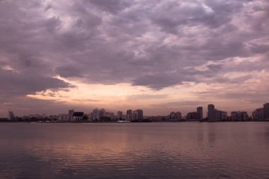 Gölün üzerinde güzel bir gün batımı