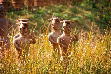 Japon geleneksel heykelleri çimlerin üzerinde