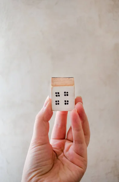 Hand hält ein Holzhaus — Stockbild Hand Hält Ein Holzhaus — Stockfoto