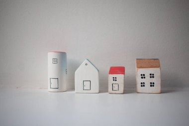 Arka arkaya küçük ahşap evler