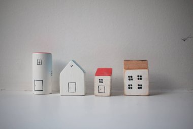 Arka arkaya küçük ahşap evler