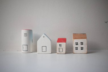 Arka arkaya küçük ahşap evler