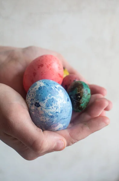 Ręce Trzymające Jaja Wielkanocne Zdjęcie Stockowe