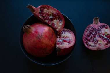 Siyah arkaplanda nar meyvesi