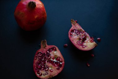 Siyah arkaplanda nar meyvesi