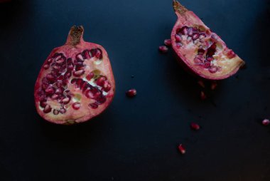 Siyah arkaplanda nar meyvesi