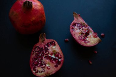 Siyah arkaplanda nar meyvesi