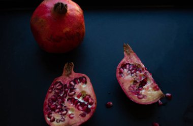 Siyah arkaplanda nar meyvesi