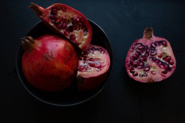 Siyah arkaplanda nar meyvesi