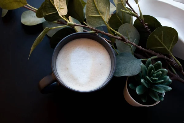 Tasse Kaffee Der Nähe Der Grünen Pflanze — Stockfoto