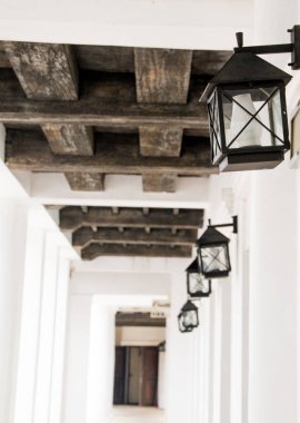 Arka arkaya eski sokak lambası