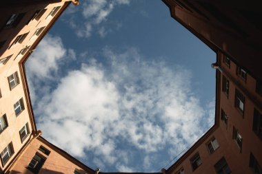 gökyüzü manzaralı olsa da bina