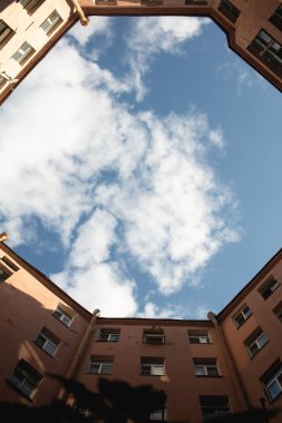 gökyüzü manzaralı olsa da bina