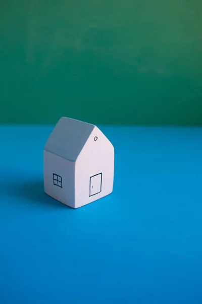 Pequena Casa Fundo Azul Verde — Fotografia de Stock