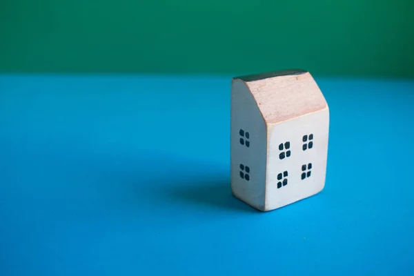 Pequena Casa Fundo Azul Verde — Fotografia de Stock