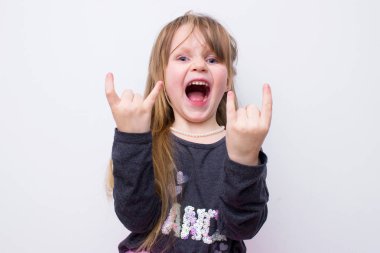 Kıvırcık saçlı küçük sarışın kız. Okul öncesi yaş sevimli bir çocuk portresi.