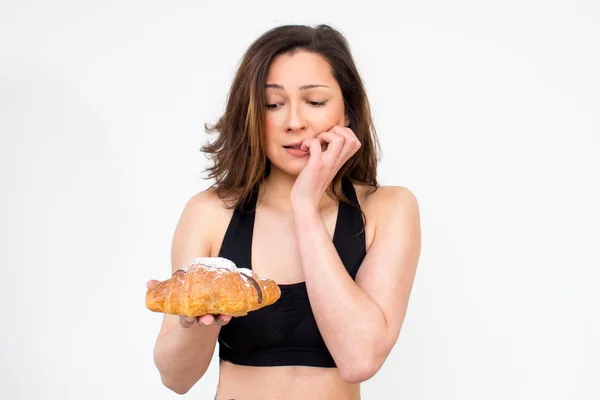 Fit Woman Pink Shirt Wants Eat Croissant Young Woman Croissant — Stock Photo, Image