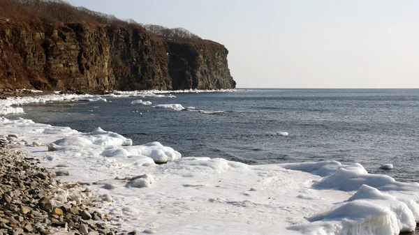 Deniz kışı manzarası, soğuk buzlu su