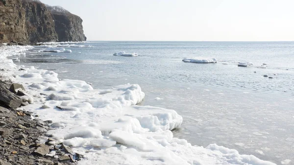 Deniz kışı manzarası, soğuk buzlu su