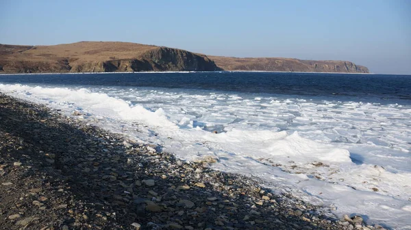 Deniz kışı manzarası, soğuk buzlu su
