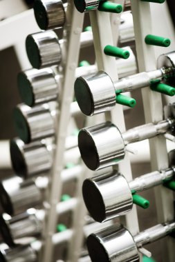 Spor salonunda gümüş metalik halter