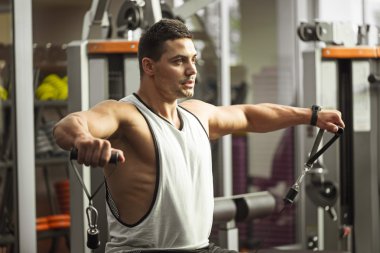 Çalışma dışarı iyi görünümlü kendinden emin bir adam