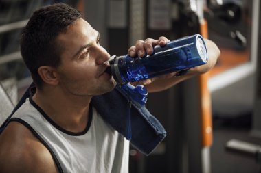 Hoş iyi görünümlü adam içme suyu