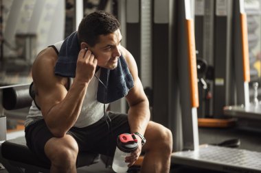 İyi görünüyor onun kulaklık tutan adam yapılı