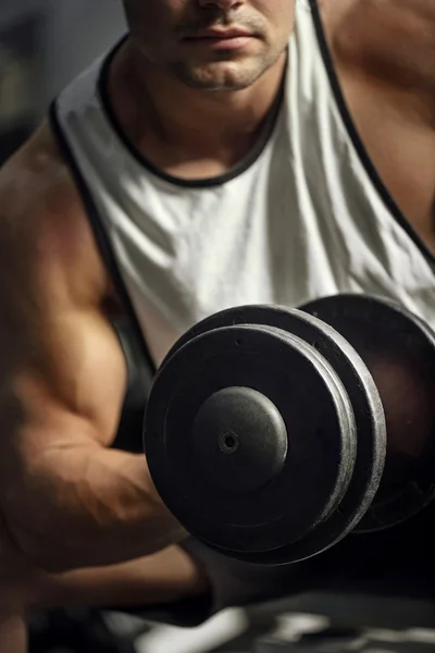 重量挙げトレーニングを持つ運動強いスポーツマン — ストック写真