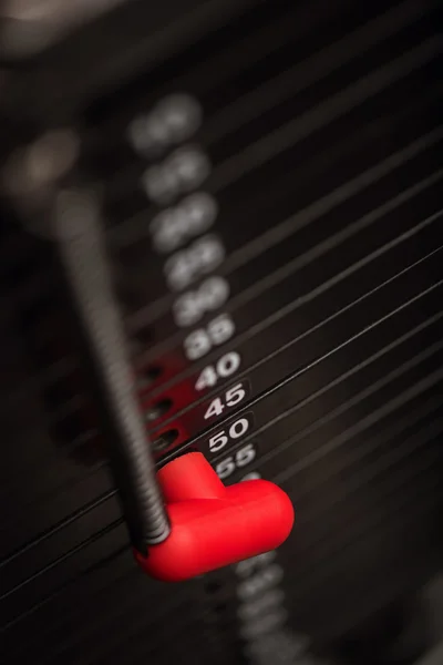 Primo piano di una pila di pesi su un apparecchio da palestra — Foto Stock