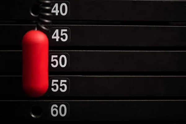 Primo piano di una pila di peso con perno rosso — Foto Stock