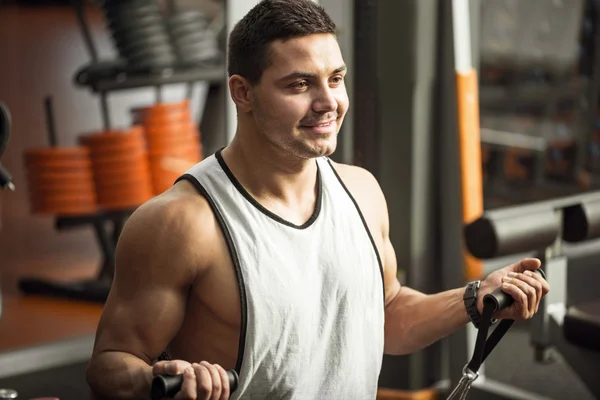 Щасливий впевнений чоловік тренується в спортзалі — стокове фото