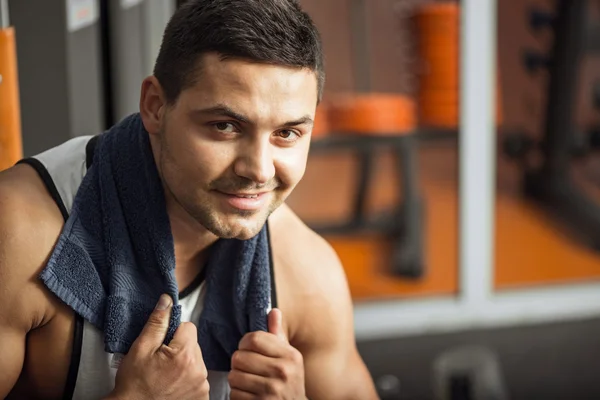 Close up de jovem desportista profissional sorrindo — Fotografia de Stock