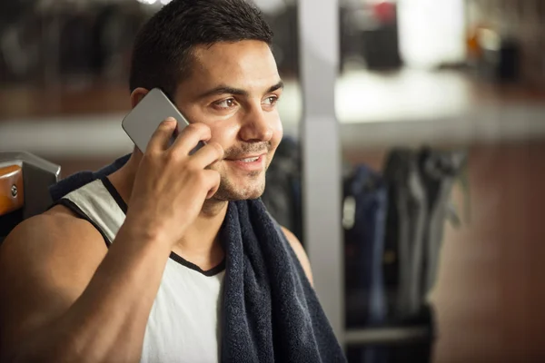 Desportista bonito feliz falando ao telefone — Fotografia de Stock