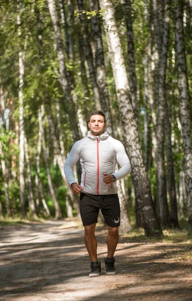 朝ジョギングに良い探している男性ランナー — ストック写真