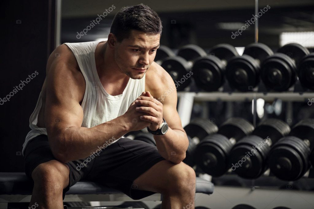Biceps Sentado Curl Concentrado Con Mancuerna Pensativo Deportista