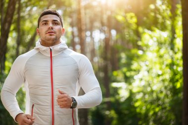 İyi görünümlü düşünceli sporcu çalıştıran