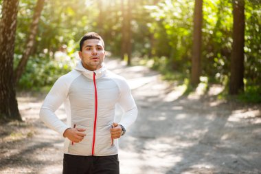 Hoş genç adam sabah çalıştırmak yapıyor