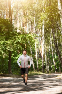 Yakışıklı memnun runner zevk doğa
