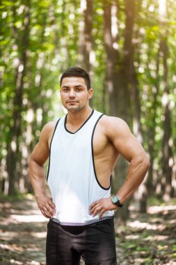 İyi görünümlü ciddi adam ellerini kalçalarına dinlenme