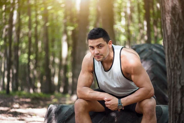 Hombre guapo y confiado mirándote — Foto de Stock